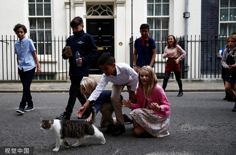 ag亚娱官网:爱尔兰绿党党魁议会上睡着 点名两次都没醒(图1) AG亚娱集团